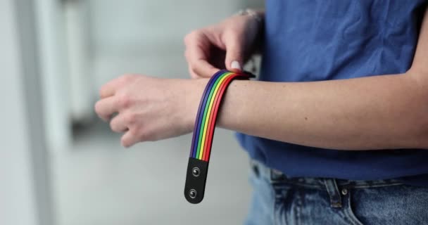 Frau Zieht Regenbogen Lgbt Armband Handgelenk Kleidung Und Accessoires Für — Stockvideo
