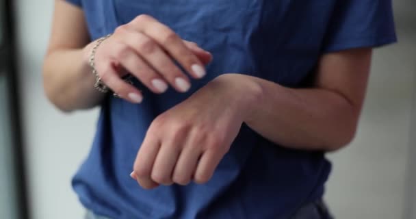 Mulher Closeup Coceira Coçar Mão Dermatite Psoríase Alergia Pele Mãos — Vídeo de Stock
