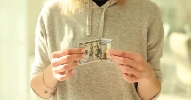 Женщина Держит Первые 100 Долларов Заработанные Купюры Финансовые Инвестиции Денежные — стоковое видео