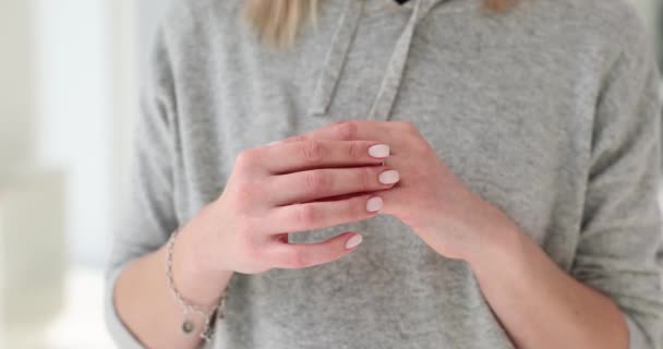 Vrouw Doet Mooie Diamanten Ring Ontbinding Van Verbintenis Het Huwelijk — Stockvideo