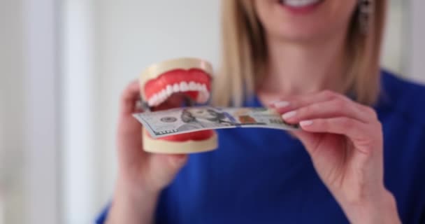 Mandíbula Artificial Dental Dentista Femenina Con 100 Dólares Concepto Cuidado — Vídeos de Stock