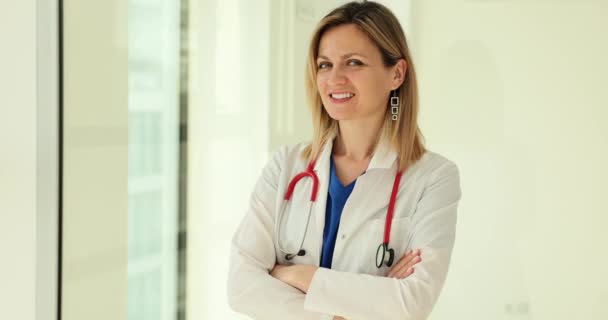 Hastanedeki Beyaz Önlüklü Genç Bayan Doktorun Portresi Sağlık Sağlık Hizmetleri — Stok video