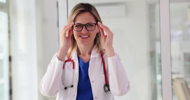 Leende Kvinnlig Läkare Labbrock Med Armarna Kors Tar Sig Glasögonen — Stockvideo