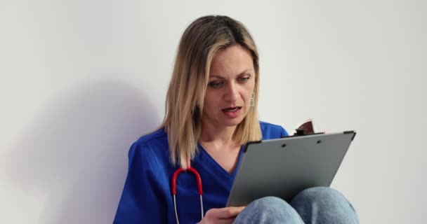 悲伤的医生读坏消息 研究超声波图像 因不愉快的通知而受挫的女医务工作者 — 图库视频影像