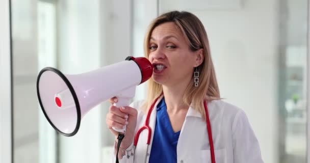 Kadın Doktor Mikrofonu Alır Parmaklarıyla Dikkat Işareti Gösterir Tıbbi Reklam — Stok video