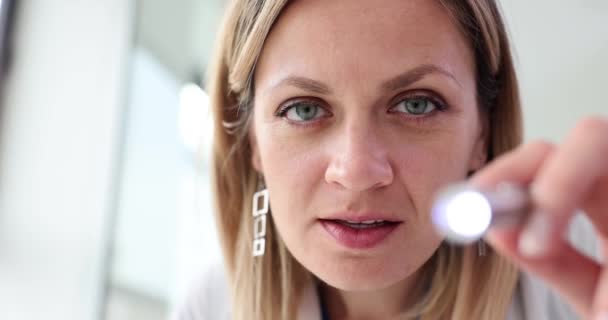 Médico Otorrinolaringólogo Con Una Linterna Mano Mira Garganta Del Paciente — Vídeos de Stock