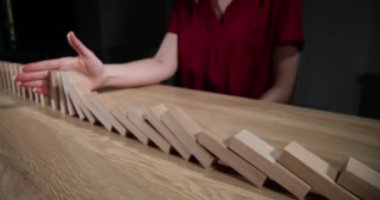 İş hayatında risk ve strateji ve iş kadınlarının tahta bloğu durdurması. Domino hattına düşmek ve sigorta riskini almak