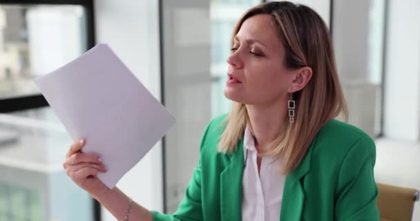 Kobieta Cierpi Upał Podczas Pracy Biurze Stara Się Ochłodzić Papierowym — Wideo stockowe