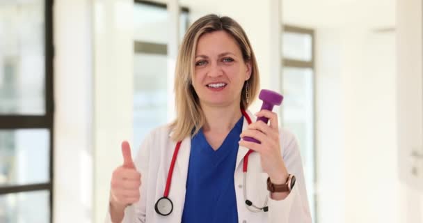 Γιατρός Διατροφολόγος Γυναίκα Κρατώντας Αλτήρες Χαμογελώντας Χαρούμενος Και Θετικός Γιατρός — Αρχείο Βίντεο