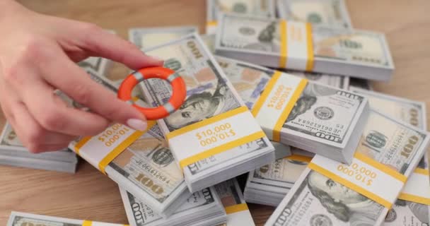 Lifebuoy Ubezpieczeniem Banknotów Inwestycje Pieniężne Pojęcie Pomocy Bezpieczeństwa Finansach — Wideo stockowe