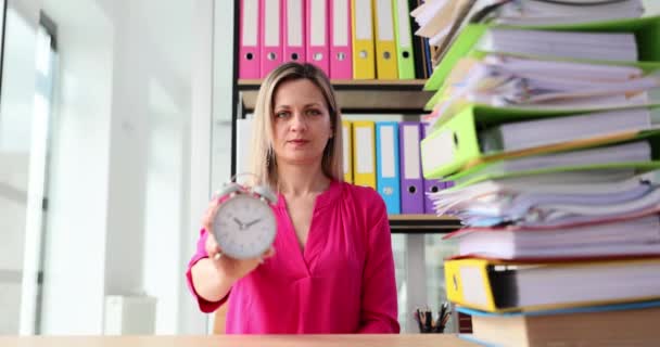 Geschäftsfrau Zeigt Auf Wecker Und Aktenstapel Zeitmanagement Planung Des Arbeitstages — Stockvideo