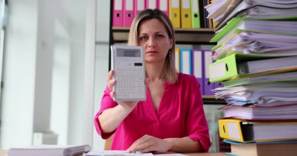 Belle Femme Réussie Sourit Montre Millions Chiffres Sur Calculatrice Bureau — Video