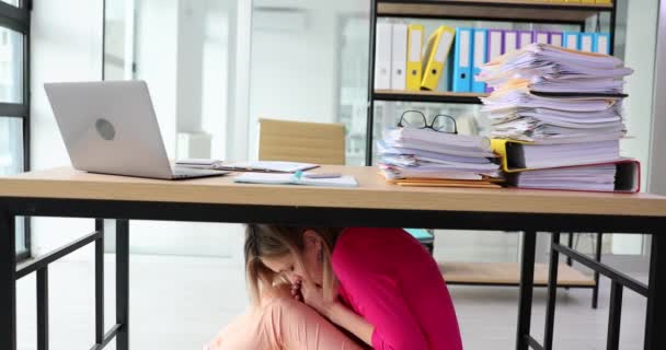 職場のテーブルの下に隠れている怖い若いビジネス女性 恐怖恐怖症と神経症の女性 — ストック動画