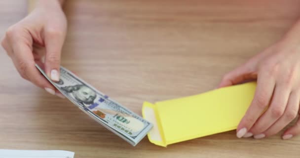 Biznesmenka Wkłada Setki Dolarów Papierowej Koperty Koncepcja Oszczędności Finansowych Lub — Wideo stockowe
