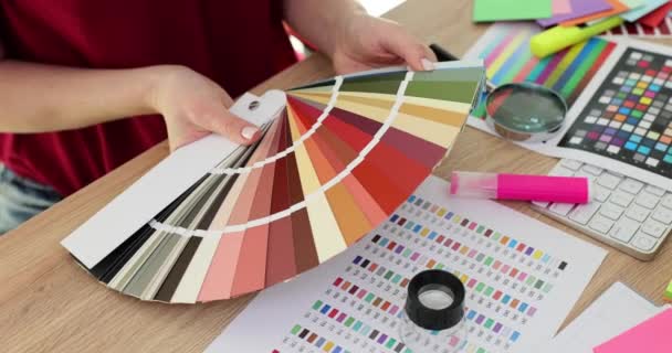 Ręka Projektantki Biurze Pracuje Próbkami Kolorów Kobieta Miejscu Pracy Wybiera — Wideo stockowe