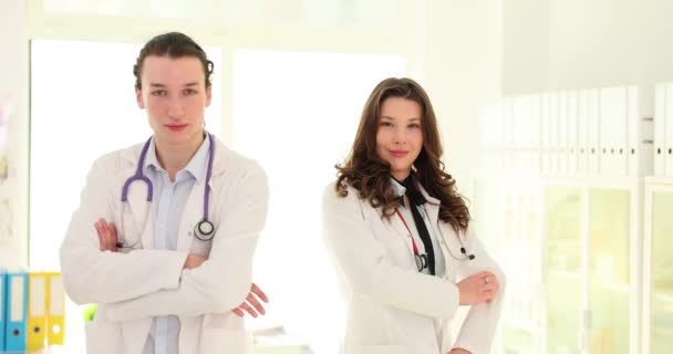 Mutlu Sağlık Ekibi Klinikte Duran Iki Genç Doktorun Portresi Tıbbi — Stok video