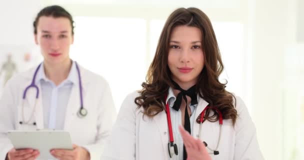 Zespół Lekarzy Mężczyzna Kobieta Klinice Zapewnienie Opieki Medycznej Ubezpieczenia — Wideo stockowe