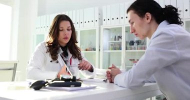 Doktor tablet bilgisayar kullanır ve hasta test sonuçlarını gösterir. Tıp ve sağlık hizmetleri kavramı