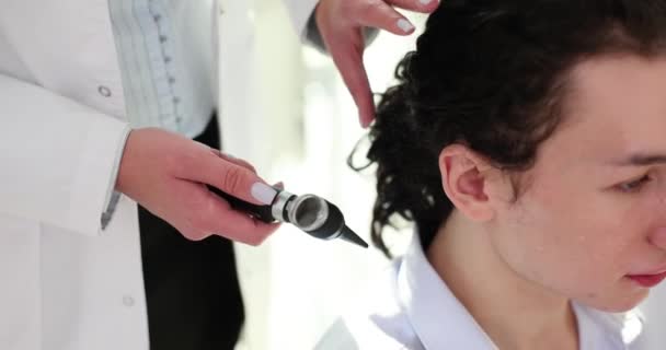 Otorrinolaringólogo Con Otoscopio Mira Oído Del Hombre Adolescente Concepto Otoroscopia — Vídeos de Stock