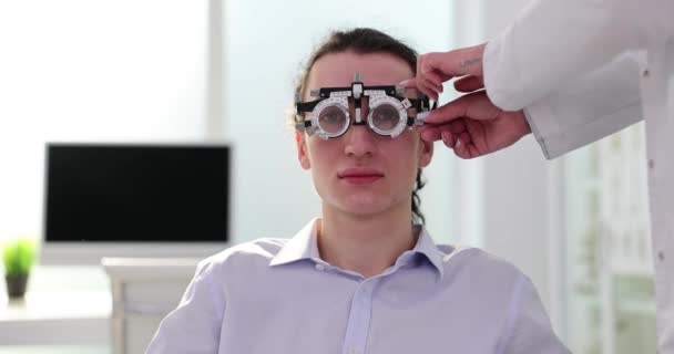 Oftalmólogo Selecciona Lentes Para Montura Gafas Ensayo Para Hombre Joven — Vídeo de stock