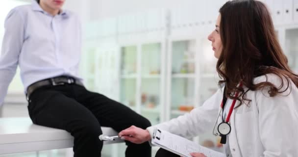 Жіночий Невролог Перевіряє Рефлекс Коліна Пацієнта Допомогою Молотка Неврологічна Фізична — стокове відео