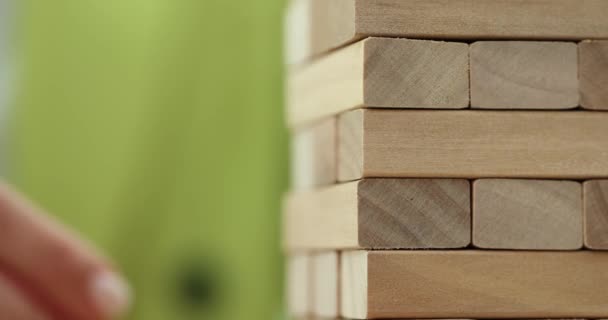 Věž Dřevěných Bloků Člověk Ruku Zabere Jeden Blok Finanční Hospodářská — Stock video