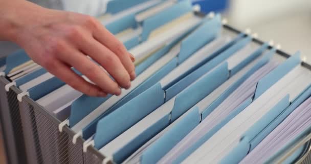 Kobiece Ręce Wkładające Niebieski Folder Schowka Biurze Zbliżenie Film Slow — Wideo stockowe