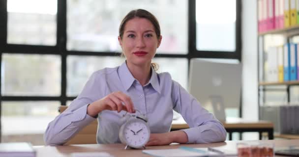 Kadını Ofis Filminde Alarmlı Saati Yavaş Çekimde Masaya Koyuyor Zaman — Stok video