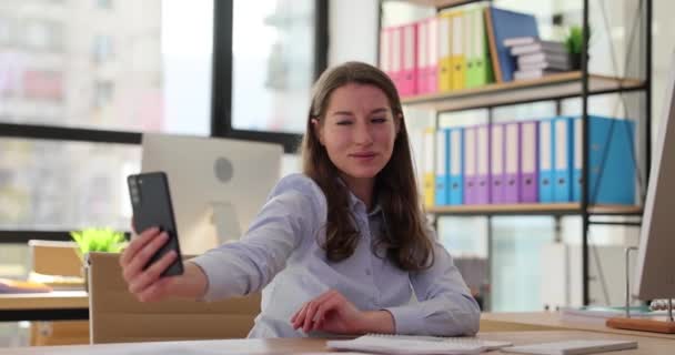 Красива Молода Жінка Секретарка Робить Селфі Фото Камеру Мобільного Телефону — стокове відео