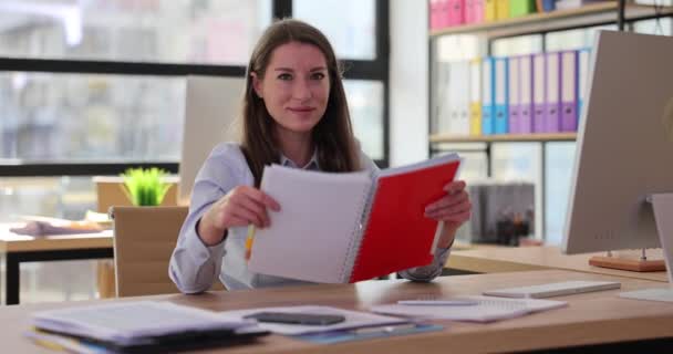Schöne Junge Geschäftsfrau Mit Dokumenten Und Tagebuch Vor Augen Tisch — Stockvideo