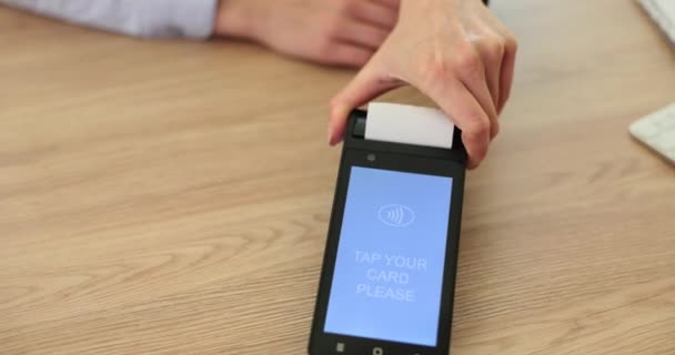 Verkäufer Lädt Kunden Ein Ihre Bankkarte Der Kasse Anzubringen Nahaufnahme — Stockvideo