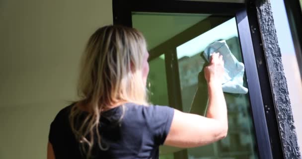 Femme Foyer Nettoyage Fenêtre Avec Chiffon Détergent Maison Film Ralenti — Video