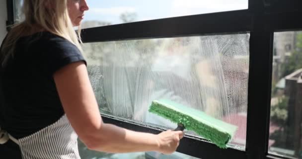 Жінка Очищає Вікно Мопедом Ганчіркою Миючим Засобом Плівки Повільний Рух — стокове відео