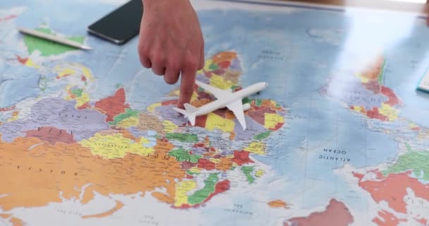 Agent Kręcący Zabawkowym Samolotem Mapie Świata Zbliżenie Film Slow Motion — Wideo stockowe