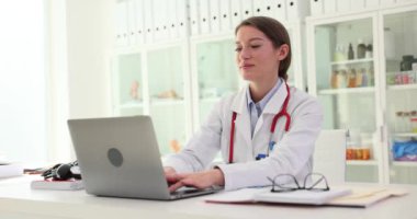 Kadın doktor dizüstü bilgisayarı kapatıyor ve filmi yavaş çekimde bitiriyor. Klinikteki doktor randevusu için çalışma saatleri