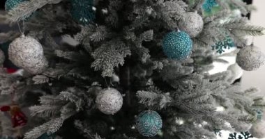 Beyaz ve mavi renkli şenlik topları olan Noel ağacı 4K 'lık filmi yavaş çekimde kapatın. Mutlu Noeller ve mutlu yıllar konsepti