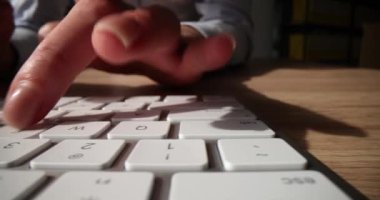 Akşamları ofiste dizüstü bilgisayarlı klavyede daktilo kullanan muhasebecinin elleri 4K 'lık filmi yavaş çekimde kapatır. Çevrimiçi eğitim kavramı