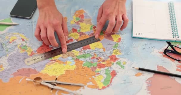 Manos Midiendo Distancia Mapa Del Mundo Con Regla Primer Plano — Vídeo de stock