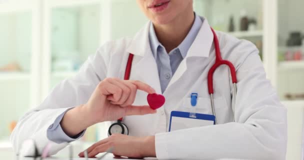 Doktor Kardiyolog Oyuncak Kırmızı Kalbi Elinde Tutuyor Kalp Tıbbi Bakım — Stok video