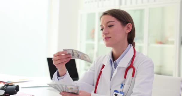 Női Orvos Integet Pénz Dollár Számlák Előtt Klinika Film Lassított — Stock videók