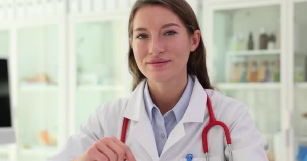 Kvinnlig Läkare Som Håller Receptbelagda Formulär För Medicin Klinik Film — Stockvideo