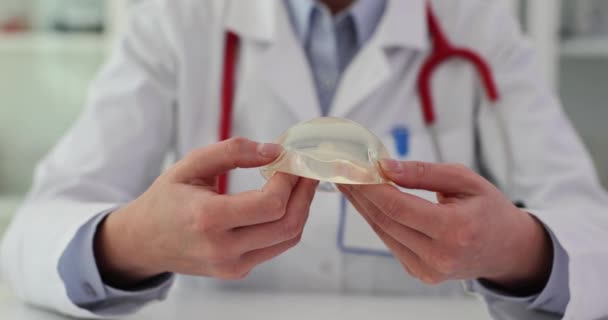 Läkare Plastikkirurg Hålla Silikon Bröst Implantat Händerna Kliniken Närbild Film — Stockvideo