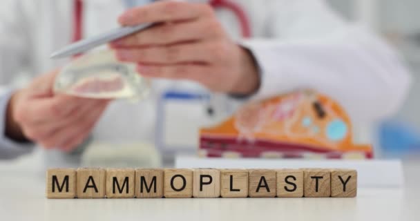 Слово Маммопластика Написано Кубиках Рядом Доктором Грудным Имплантом Фильм Замедленной — стоковое видео