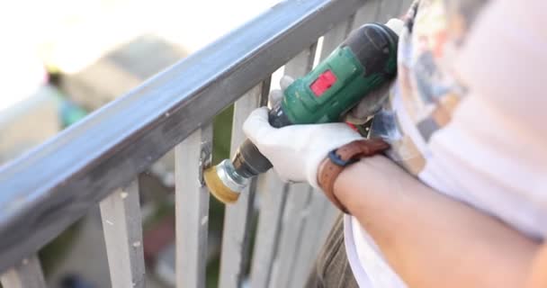 Handyman Guantes Que Quitan Pintura Vieja Cerca Del Metal Usando — Vídeo de stock
