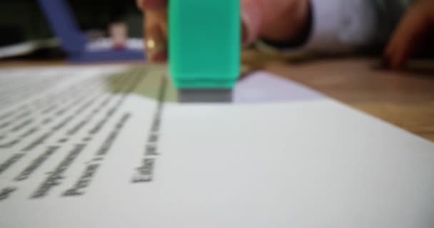 Manažer Dává Zelenou Pečeť Schválenou Dokument Kanceláři Detailní Film Zpomalení — Stock video