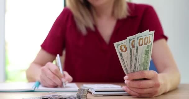 Empresária Com Dinheiro Notas Dólares Mãos Contando Com Calculadora Escrevendo — Vídeo de Stock