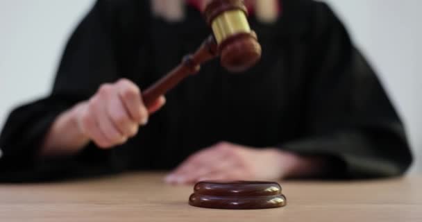 Sędzia Puka Drewnianym Młotkiem Zwolnionym Tempie Sali Sądowej Koncepcja Prawa — Wideo stockowe