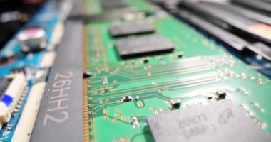 Bilgisayar ana kartı yedek parçası. Yakın çekim 4K film yavaş çekim için. Elektronik teşhis ve onarım hizmetleri kavramı