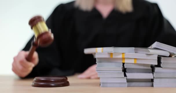 Δικαστής Χτυπάει Σφυρί Και Παίρνει Πολλές Στοίβες Από Χρήματα Στο — Αρχείο Βίντεο
