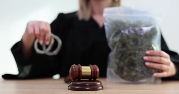 Sędzia Rozdaje Torbę Marihuany Kajdanki Pobliżu Młotka Sali Sądowej Zwolnionym — Wideo stockowe